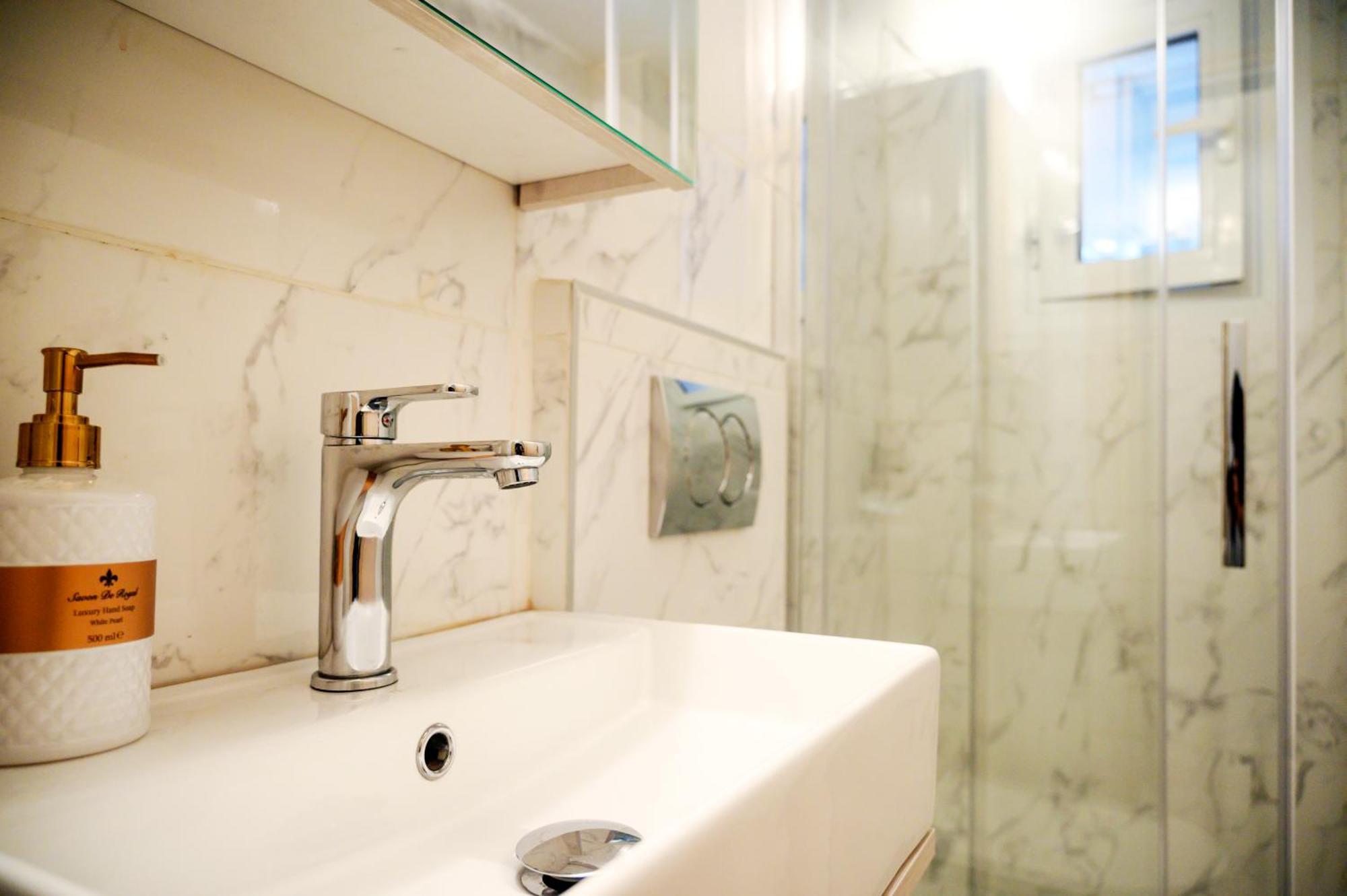 Modern Downtown Flat By Golden H&R Apartment Tesalonika Bagian luar foto
